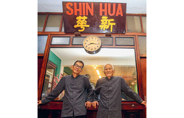 GENERASI KEDUA: Dari kanan, Tan Ting Kok dan Tan Ting Kuang, kakak beradik pengelola lama Barbershop Shin Hua Surabaya yang sudah berusia 113 tahun. (DIMAS MAULANA/JAWA POS) - Image
