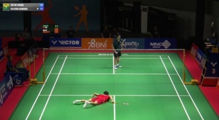 Situasi pertandingan di mana detik-detik Zhang Zhi Jie sempat kejang-kejang di lapangan. (X/BadmintonJust) - Image
