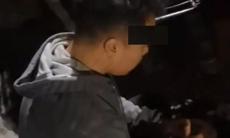 MR diamankan warga karena mencuri CD. Pria ini mengaku jatuh cinta dengan salah satu penghuni kos pria di sana sehingga nekat mencuri. (Radar Surabaya) - Image