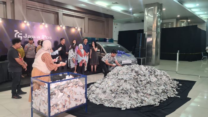 Tumpukan kupon dan balot menggunung di Jawa Pos Arena pada acara pengundian hadiah pada Malam Puncak Jawa Pos 75 Tahun. (Dimas Nur/JawaPos.com) - Image