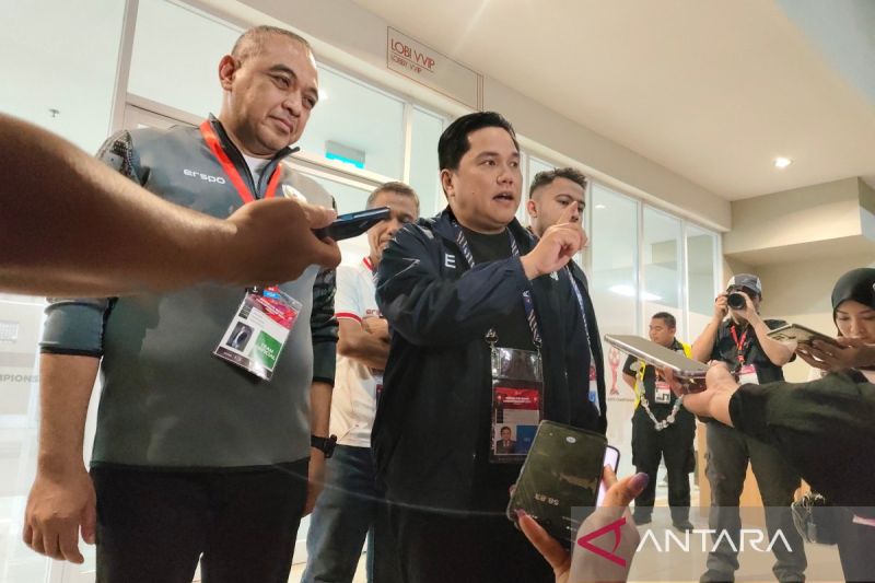 Ketua Umum PSSI Erick Thohir memberikan keterangan kepada wartawan di Solo, Jawa Tengah, Senin (1/7/2024). (ANTARA/Aris Wasita) - Image