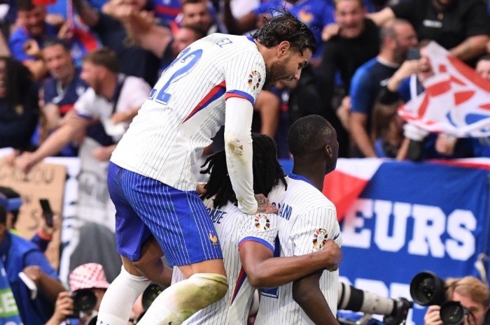 Prancis sempat mengalami kebuntuan hingga berhasil menang melalui gol bunuh diri pemain Belgia. (Instagram @equipedefrance) - Image