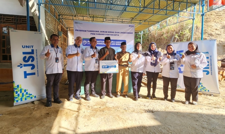 PNM berikan bantuan penampungan dan sarana air bersih untuk masyarakat di wilayah Dusun Ngreco, Desa Seloharjo, Kecamatan Pundong, Kabupaten Bantul - Image