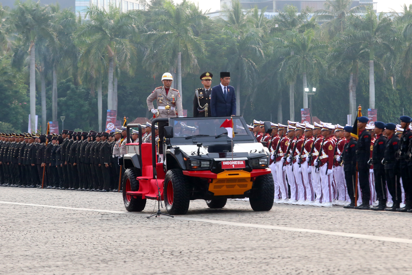 Presiden Joko Widodo memeriksa pasukan saat menjadi inspektur upacara HUT Ke-78 Bhayangkara di Lapangan Monas, Jakarta, Senin (1/7/2024). - Image