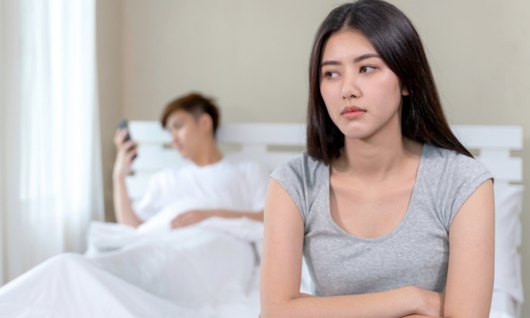 9 perilaku yanh menunjukkan bahwa perempuan sedang bosan dalam hubungannya. (Ideapod) - Image