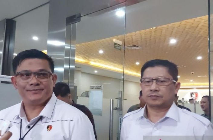 Dirreskrimsus Polda Metro Jaya Kombespol Ade Safri Simanjuntak (kiri) didampingi Wadir Tipikor Bareskrim Polri Kombespol Arief Adiharsa. (Laily Rahmawaty/Antara) - Image