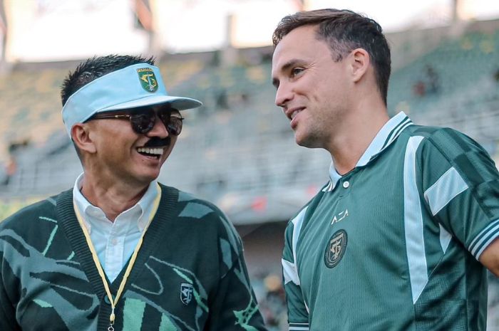 Azrul Ananda ketika cosplay jadi Ted Lasso di laga Anniversary Game Persebaya Surabaya. (Instagram/@officialpersebaya) - Image