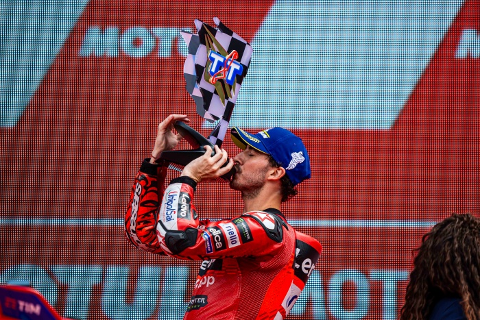 Francesco Bagnaia merayakan kemenangannya bersama Ducati Lenovo di MotoGP Assen. (Ducati Indonesia) - Image