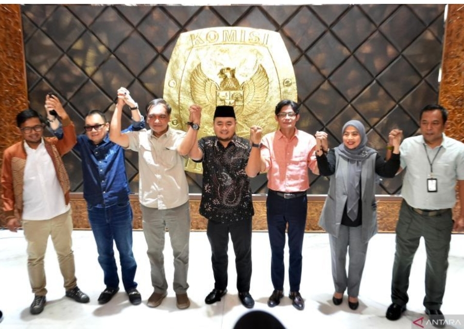 Plt Ketua KPU RI Mochammad Afifuddin bersama jajarannya usai memberikan keterangan kepada awak media di Kantor KPU RI, Jakarta, Kamis (4/7/2024). - Image