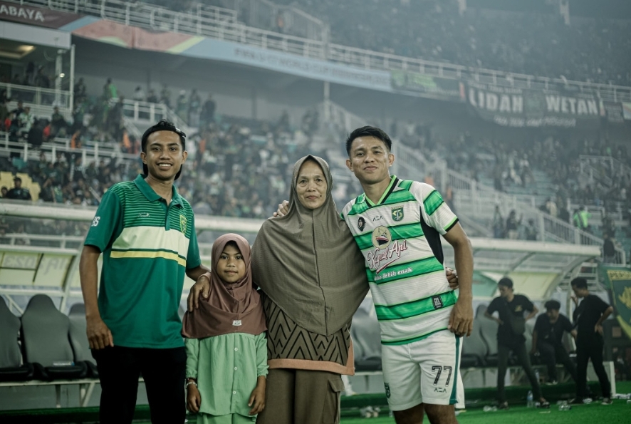 Kasim Botan (kanan) bersama Ibu dan kedua adiknya di GBT saat Anniversary Game - Image
