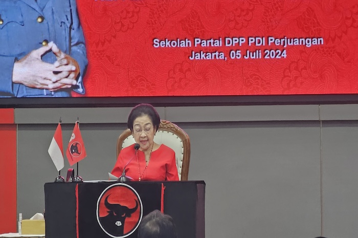 Ketua Umum DPP PDI Perjuangan Megawati Soekarnoputri menyampaikan pidato politik dalam acara pengambilan pengucapan sumpah janji jabatan pengurus DPP PDIP masa bakti 2019-2024. (Ridwan/JawaPos.com) - Image