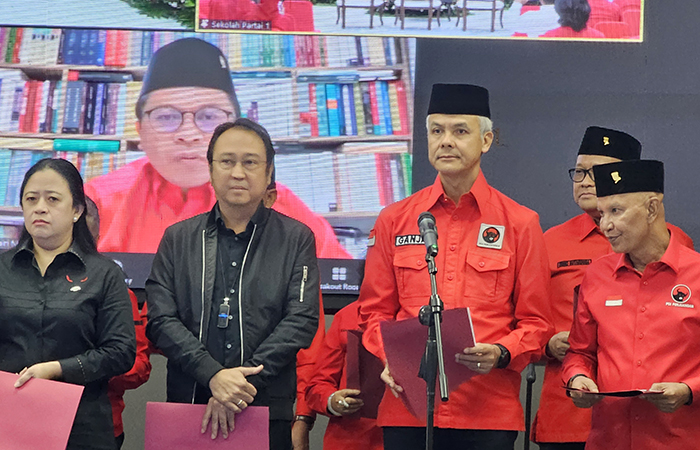 Ketum DPP PDIP Megawati Soekarnoputri melantik Ganjar Pranowo sebagai Ketua DPP PDIP di Sekolah Partai, DPP PDIP, Lenteng Agung, Jaksel, Jumat (5/7). (M. Ridwan/JawaPos.com) - Image