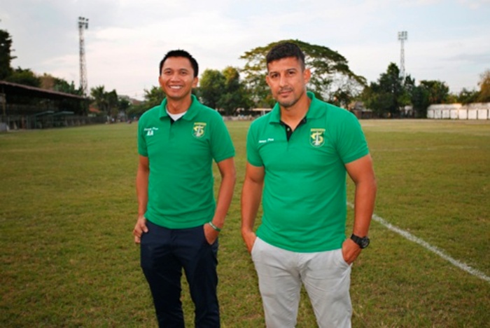Alfredo Vera ketika diperkenalkan sebagai pelatih baru Persebaya Surabaya. (Persebaya Surabaya) - Image