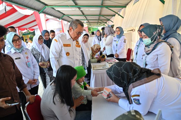 Wali Kota Tangerang Selatan (Tangsel) Benyamin Davnie (tengah) sosialisasi kesehatan anak-anak. (Pemkot Tangsel) - Image