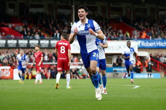 Elkan Baggott saat bermain bersama Bristol Rovers. (Instagram/@elkanbaggott) - Image