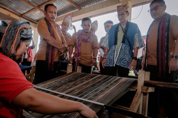 Menparekraf Sandiaga Uno resmikan Desa Wisata Pulo Sibandang sebagai 50 besar desa wisata terbaik se-Indonesia dalam ADWI 2024. (Kemenparekraf) - Image