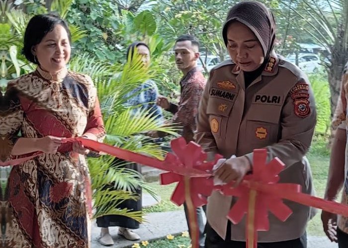 Kapolresta Cirebon Kombespol Sumarni membuka pameran tunggal karya pelukis Kathryn Widya (kiri) di Jiwan Coffe and Things Cirebon. (Latu Ratri Mubyarsah/JawaPos.com) - Image
