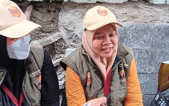 Yuyun, Petugas Pemutakhiran Data Pemilih (Pantarlih) Komisi Pemilihan Umum (KPU) dibayar Rp 1 juta untuk melakukan pencocokan dan penelitian (Coklit) - Image