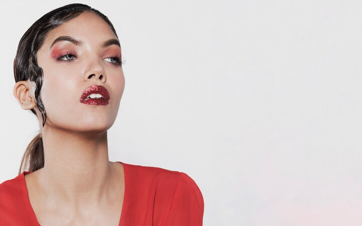 ilustrasi seseorang yang senang menggunakan lipstick merah tua/ Sumber foto: Freepik - Image