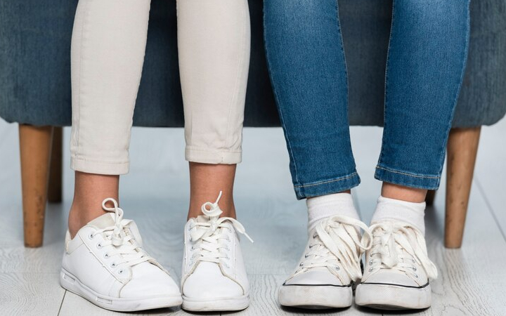 ilustrasi seseorang yang senang menggunakan sepatu berwarna putih/ Sumber foto: Freepik - Image