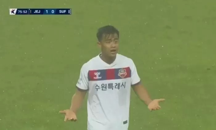 Pratama Arhan dapat kartu merah dalam laga debutnya bersama Suwon FC. (X/@IDSPORTTV12) - Image