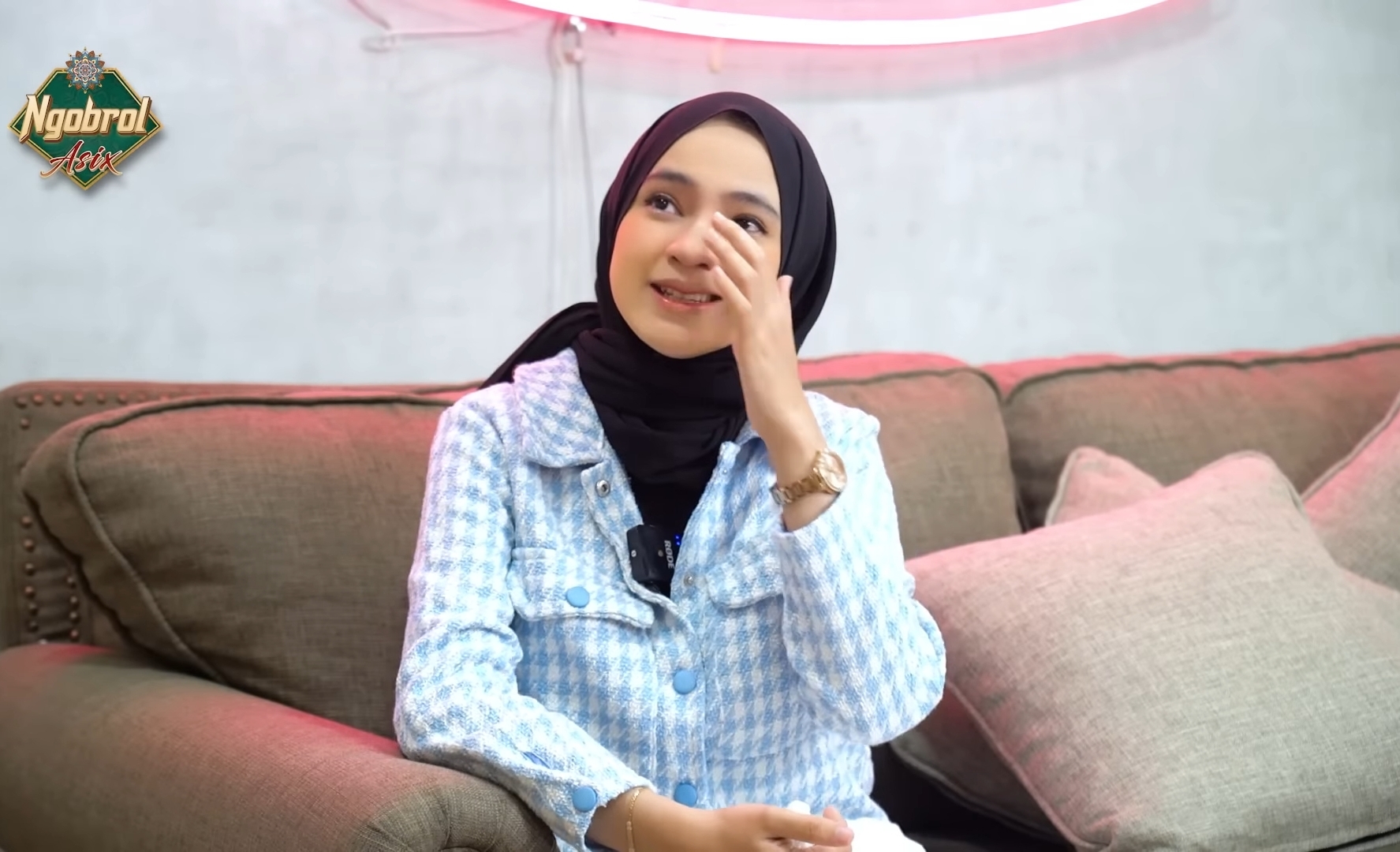 Selebgram Aida Selvia merasa mentalnya dirusak oleh suaminya sendiri, Hamdan Muhammad. (YouTube Ngobrol Asix) - Image