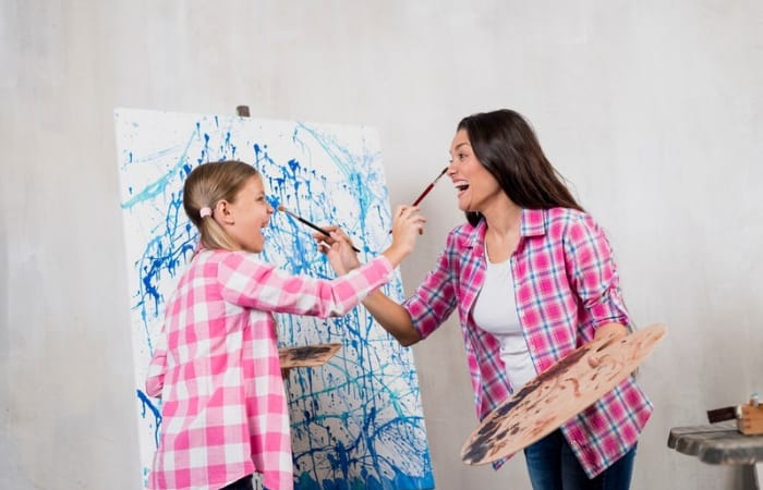 Ilustrasi ibu dan anak perempuan sedang membuat karya lukisan bersama (freepik/gratispik) - Image