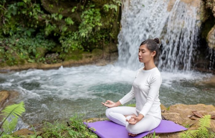 Ilustrasi perempuan yang meditasi di alam (freepik) - Image