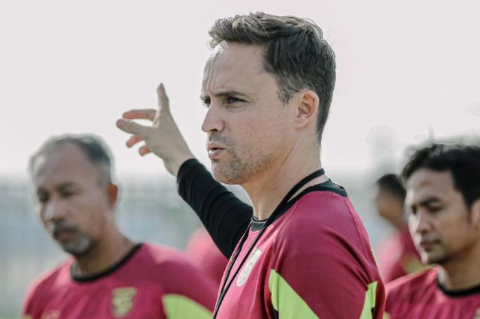 Paul Munster akan menghadapi badai besar melihat daftar pelatih tim Liga 1 yang dihuni oleh pelatih berprestasi dan berpengalaman. (Instagram/@officialpersebaya) - Image