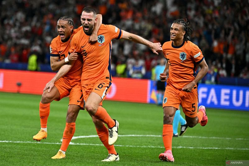 Bek Belanda #06 Stefan de Vrij (kanan) merayakan bersama penyerang Belanda #07 Xavi Simons (kiri) dan bek Belanda #05 Nathan Ake (kanan) setelah mencetak gol. (AFP) - Image