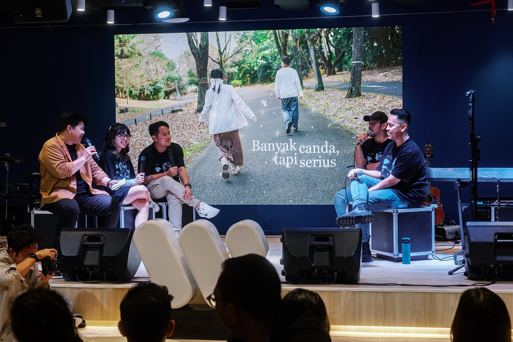 Acara hearing session Suara Kayu dan penggemar memberikan bocoran lagu-lagu di album terbarunya, Banyak Canda Tapi Serius. (Istimewa) - Image