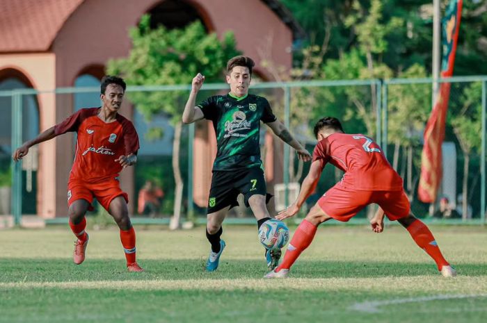 Francisco Rivera ketika menjalani laga uji coba Persebaya Surabaya kontra PON Jatim. (Instagram/Persebaya Surabaya) - Image