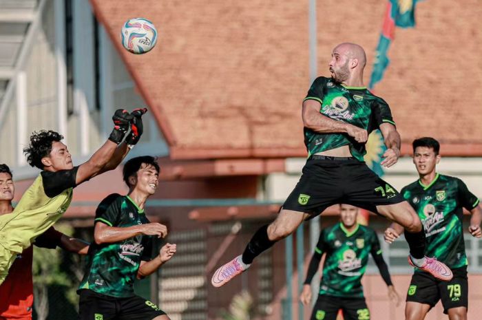Paul Munster punya keuntungan lain jika Persebaya Surabaya benar-benar tak ikut ambil bagian di Piala Presiden 2024. (Instagram/@officialpersebaya) - Image