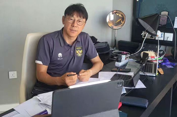 Shin Tae-yong menunjukkan bahwa dirinya akan fokus kepada tugasnya sebagai pelatih Timnas Indonesia. (Instagram/@shintaeyong7777) - Image