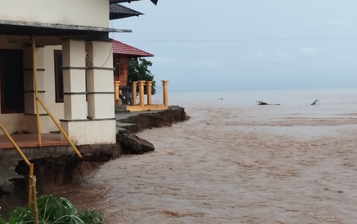 Ribuan warga di Kabupaten Bone Bolango, Provinsi Gorontalo terdampak bencana banjir banjir dan longsor pada Minggu (7/7) pagi. - Image