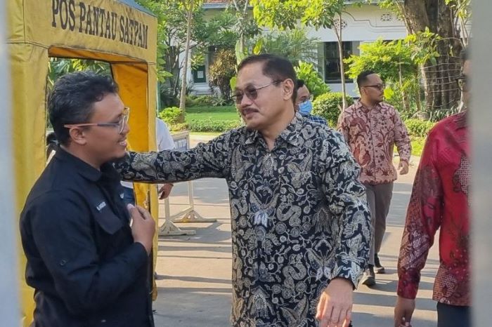 Profesor Budi Santoso atau yang biasa disapa Prof Bus di Fakultas Kedokteran Unair Surabaya, Senin (8/7). (Willi Irawan/Antara) - Image