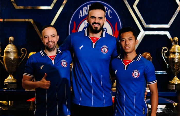 Lucas Frigeri (tengah) turut diperkenalkan manajemen Arema FC dalam memperkuat Singo Edan musim depan. (Badan Liga Indonesia) - Image