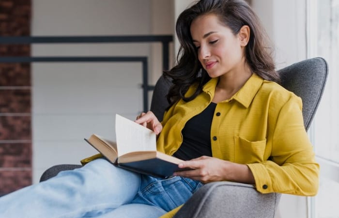 Ilustrasi perempuan yang membaca buku (freepik) - Image
