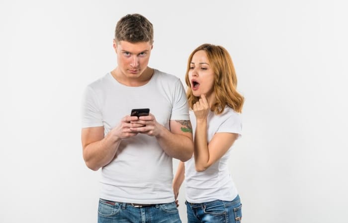 Ilustrasi pria yang ketahuan selingkuh melalui isi chat ponselnya (freepik) - Image