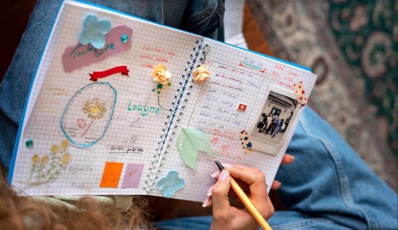 Ilustrasi seseorang melakukan journaling - Image