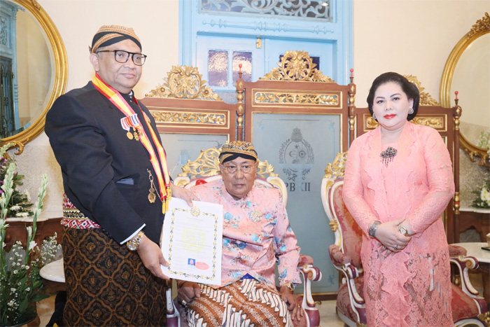 Wamenaker Afriansyah mendapatkan gelar Kanjeng Pangeran Ir. Afriansyah Noor Darmonagoro, MSI., IPU dari Keraton Kasunanan Surakarta atas dedikasinya memajukan tenagakerjaan di Indonesia. - Image