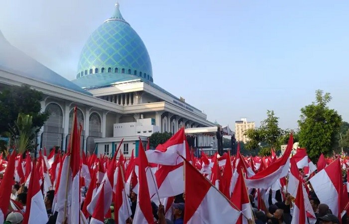 Rekor Muri pengibaran bendera merah putih terbanyak di lingkungan Masjid Al Akbar Surabaya. (Dok Masjid Al Akbar Surabaya) - Image