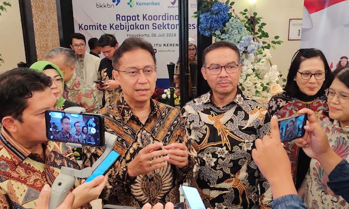 Menteri Kesehatan (Menkes) Budi Gunadi Sadikin saat bersama Kepala BKKBN dr. Hasto. - Image