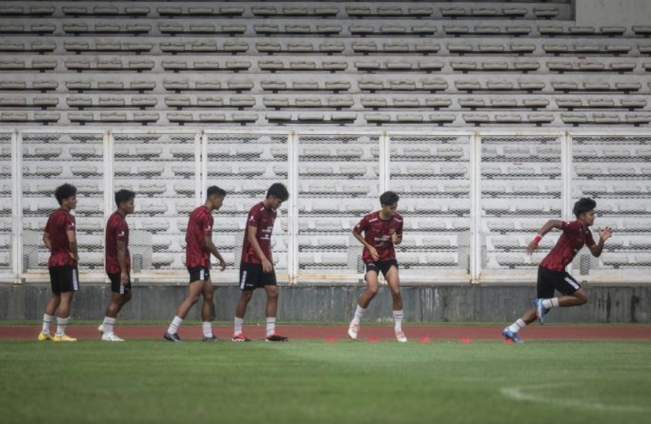 Sejumlah pesepak bola Timnas U-19 Indonesia mengikuti latihan di Stadion Madya, kompleks Gelora Bung Karno, Senayan, Jakarta, Senin (1/7/2024). - Image