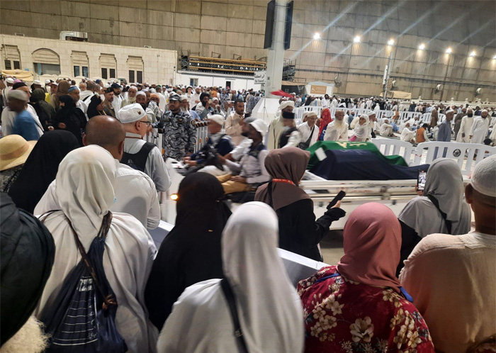 Iring-iringan Jenazah yang siap dimakamkan seusai dishalatkan di Masjidil Haram Makkah,Saudi Arabia. (Foto:M Nur Asikin/JawaPos.com) - Image