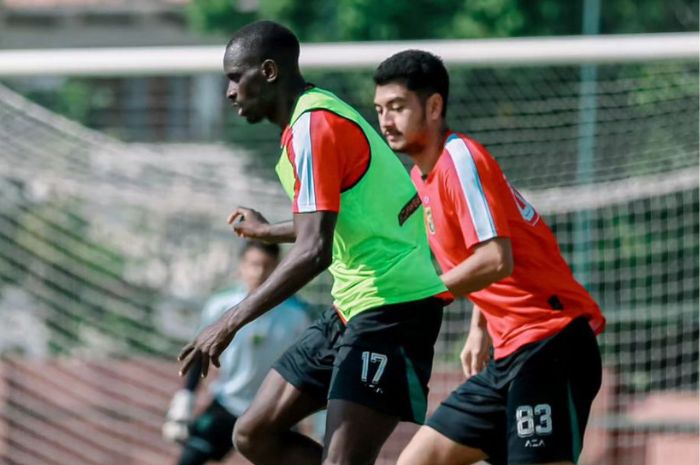 Flavio Silva kembali berlatih bersama skuad Persebaya Surabaya setelah sempat cedera minor di laga uji coba. (Instagram: @officialpersebaya) - Image
