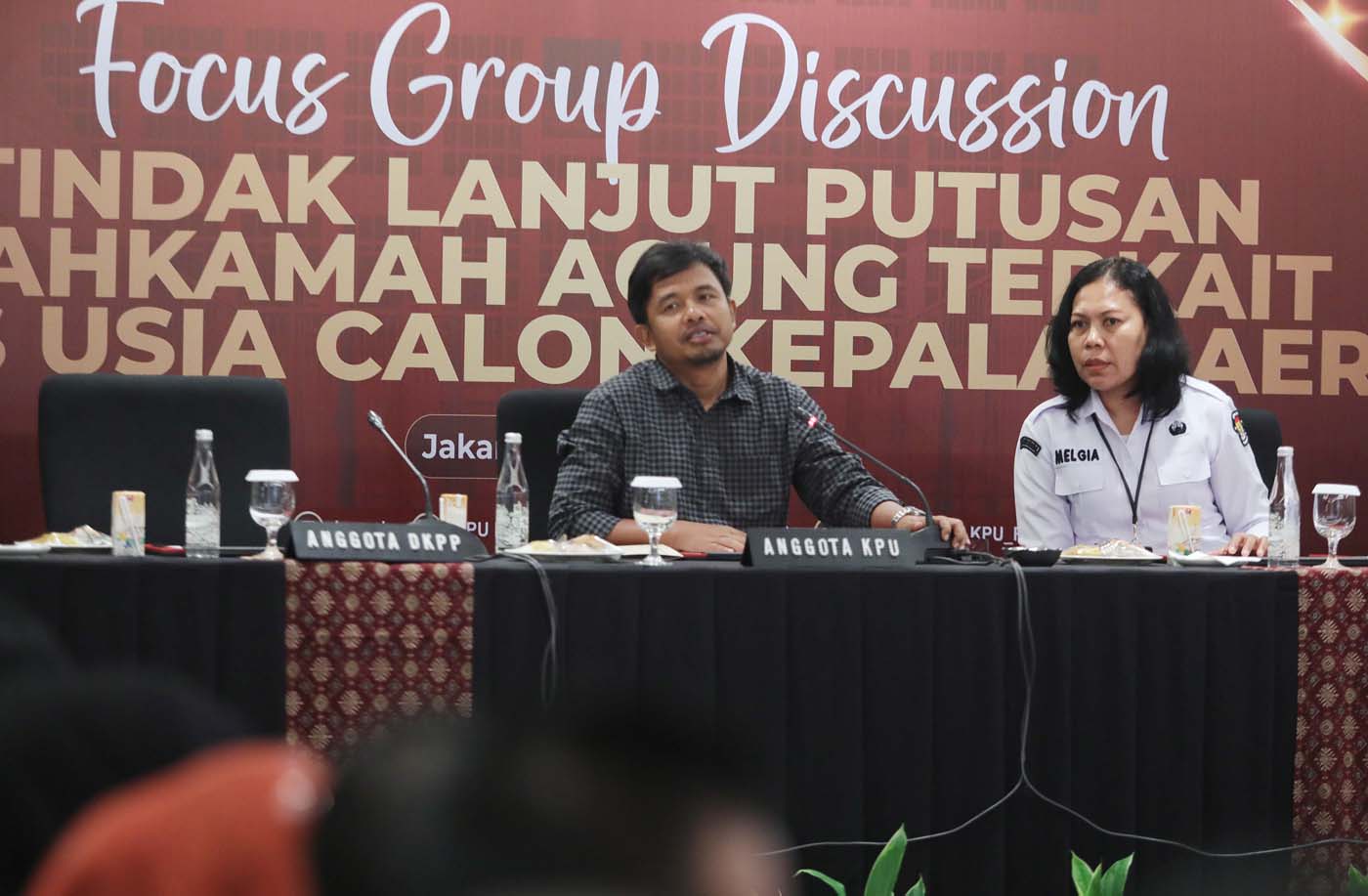 Komisioner KPU RI Idham Holik memimpin Focus Group Discussion (FGD) bersama anggota KPU Daerah, LSM dan DKPP di Jakarta, Senin (8/7/2024). - Image
