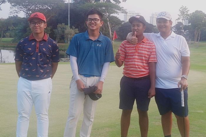 Brillian Elang Sena Mahardika (kanan) saat menuntaskan hole ke-18, Indonesia Junior Golf (IJG) Premier League #6, di Bukit Darmo Golf, Surabaya. (Narendra Prasetya/Jawa Pos) - Image