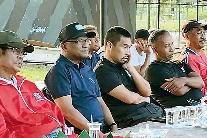 SERIUS: Ganesha Putra (tengah) menyaksikan pertandingan kompetisi internal antara Indonesia Muda kontra Pelindo di Lapangan Brigif-2 Marinir, Sidoarjo, kemarin sore. (Sumber untuk Jawa Pos) - Image
