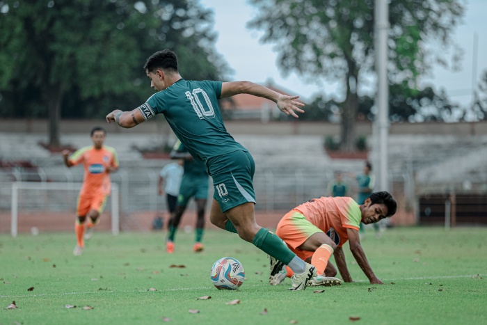 Aksi Bruno Moreira di laga uji coba Persebaya Surabaya dengan nomor punggung barunya 10. (Persebaya Surabaya) - Image